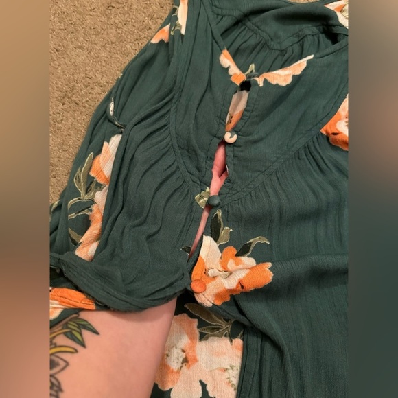 Summer  Casual V-Neck Sleeveless Floral Blouse by O’Neil - Picture 9 of 10